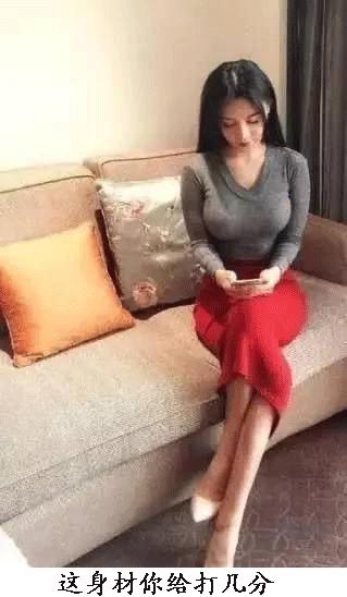 美女跪在地上显露身材的gif动图