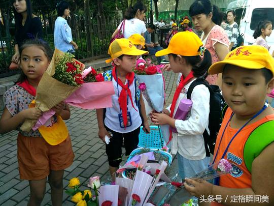 教师节校门口小生意红火“蝴蝶效应”学童争先购买一早晨赚三百