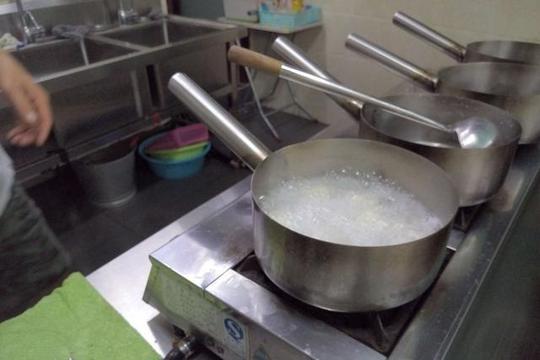 农村穷小伙靠馄饨发家：2000块钱一天的收入，秘诀只有五个字