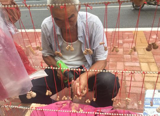 农村老人当街摆摊卖玩具：一句话忽悠众人，出一次摊能赚1000多