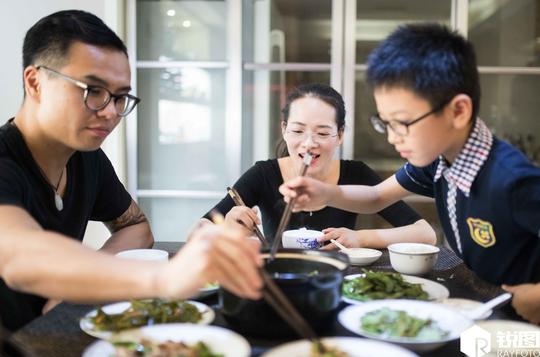 丈夫经营投资十家公司，这位富太太边带孩子边创业月入十万