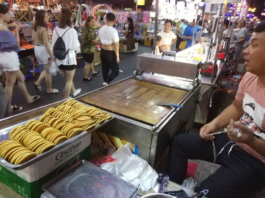 小伙夜市创业卖铜锣烧，月入十万，已经买了3套房