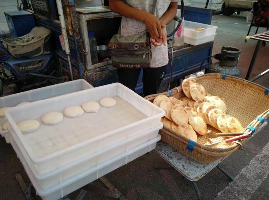 90后小伙自己创业大集上烧饼，收入用来买车买房娶媳妇