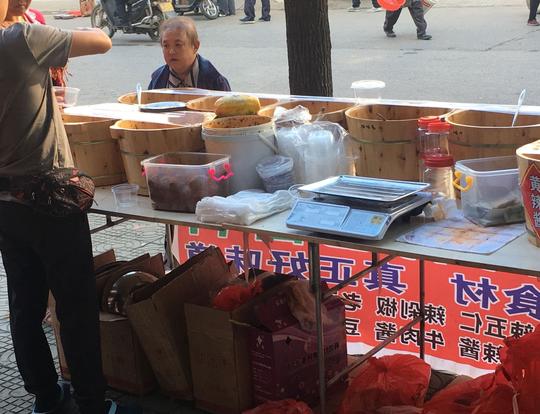 农村小伙摆摊卖酱料：隔几天就换一个地方，一年下来赚了100000多