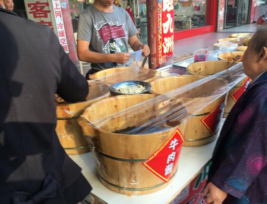 农村小伙摆摊卖酱料：隔几天就换一个地方，一年下来赚了100000多