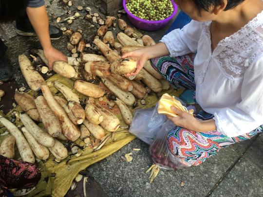 农村人早市摆摊：亏本的举动让生意火爆，赚了多少只有他自己知道