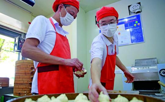 小伙卖包子月入过万，七旬学徒上门求教