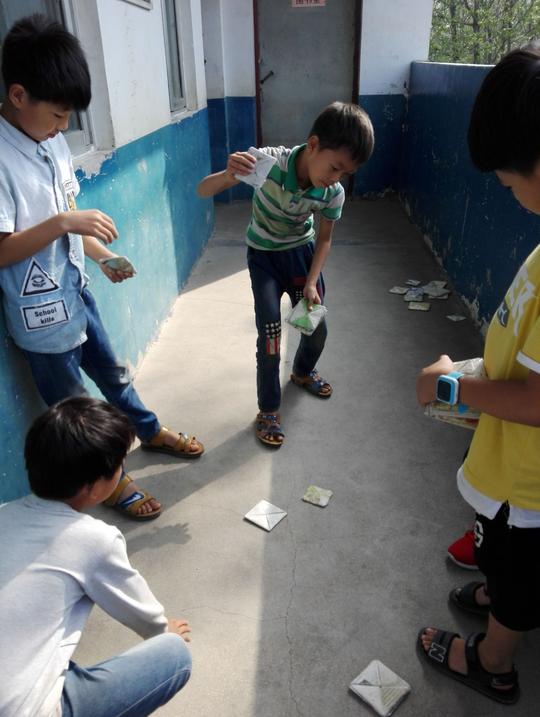 农村孩子课余时间用纸做“面包”，玩得热火朝天