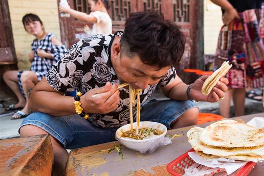 夫妻卖凉皮月盈利超3万元，生意好不好看队形就知道