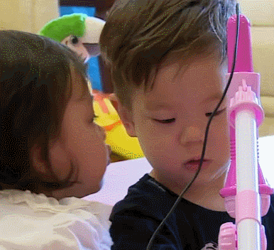 偷偷亲一下搞笑可爱表情动图