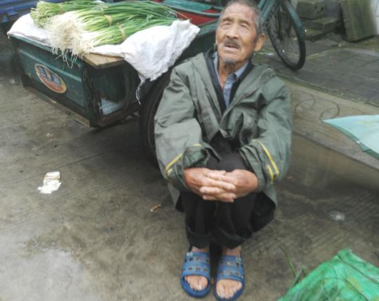 揭秘农村老人挣钱多不容易，我们有时候应该多同情类似的人