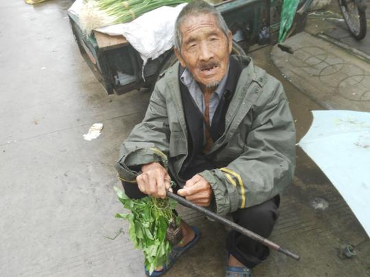 揭秘农村老人挣钱多不容易，我们有时候应该多同情类似的人