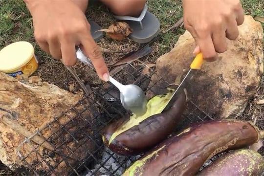 农村妹子在野外烧烤，菜地里摘几个茄子就是绝佳的美味