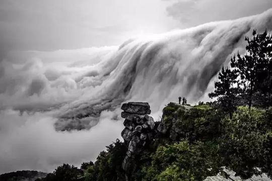震撼！庐山现百年不遇瀑布云奇景，仙气十足！