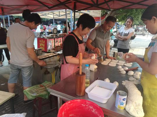 农村夫妻集市上摆摊：东西还没出锅，顾客就想抢着付钱