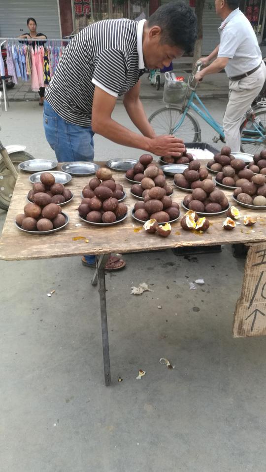 农村小哥当街卖美味：看起来黑生意却十分火爆，一个晚上能赚1000多