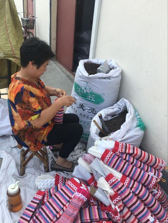 淘宝村里做手工的阿姨做枕头4毛钱一个，一天做200个，很累很满足