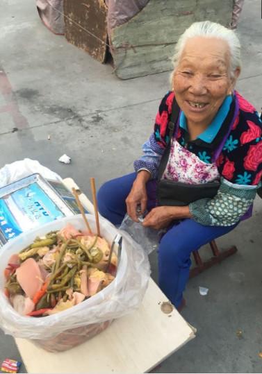 90岁农村老奶奶到集市卖泡菜，不为赚钱只为了找人聊天说笑