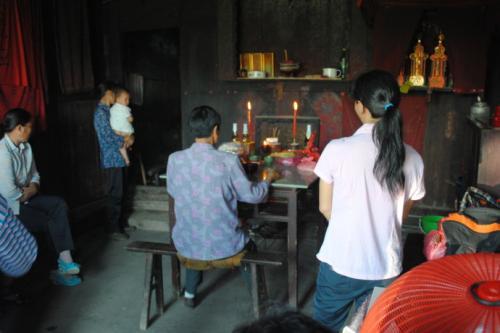 农村神婆的骗术如此低级，为什么还有那么多甘心情愿受骗的人