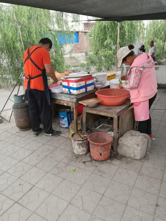 农村夫妇当街摆摊卖早餐：卫生条件不突出，一个早上能卖200多碗