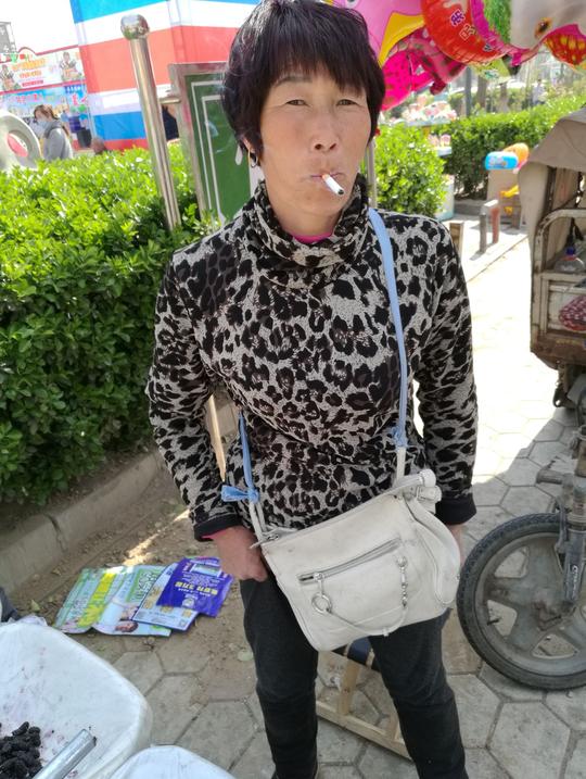 农村大姐路边摆摊卖野果：一句话骗倒众人，不到3小时入账1000多