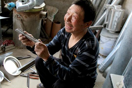 废弃猪圈改成的工作间，刘老汉的白铁制品曾经遍及十里八村
