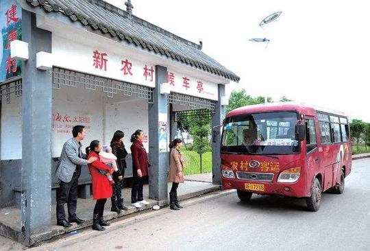 农民朋友为何要在路边建房？看明白的人都多了一个赚钱的门路！