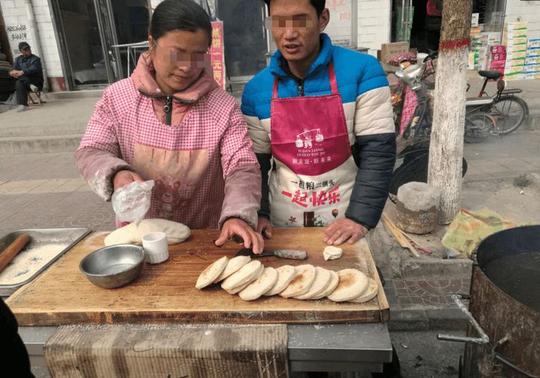 街边夫妻俩摆摊卖这个，用聪明的小伎俩，半小时不到就能挣600元