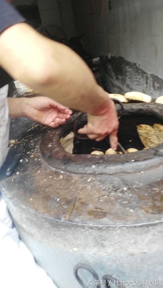 别说打烧饼挣不到钱，靠着1.2元的烧饼，他也买起了两套房！