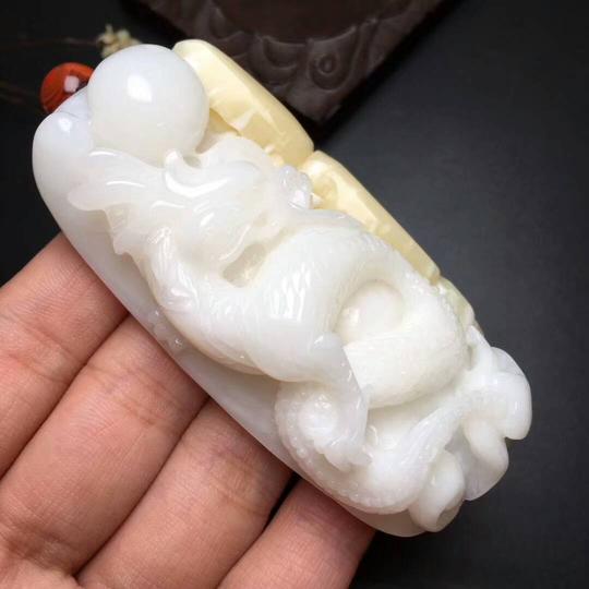 砗磲「龙」飞黄腾达，生意兴隆俏色料巧雕，小手玩也可做挂坠