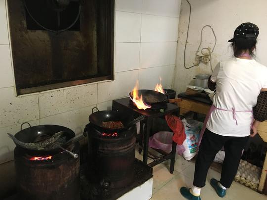 大学边的餐馆，靠味道“迷住”学生，为到此吃饭愿多走几百米路