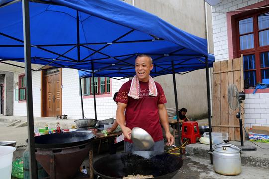 流动厨师变“香饽饽”，一年收入6万元，村民说既省钱又热闹！