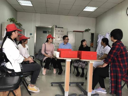 郑州科技学院“小红帽”志愿者团队携自制月饼走进郑大一附院慰问