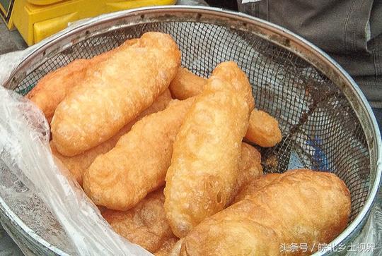 大集上农民夫妻卖油条生意火爆，这种油条奇特估计你从没见过？