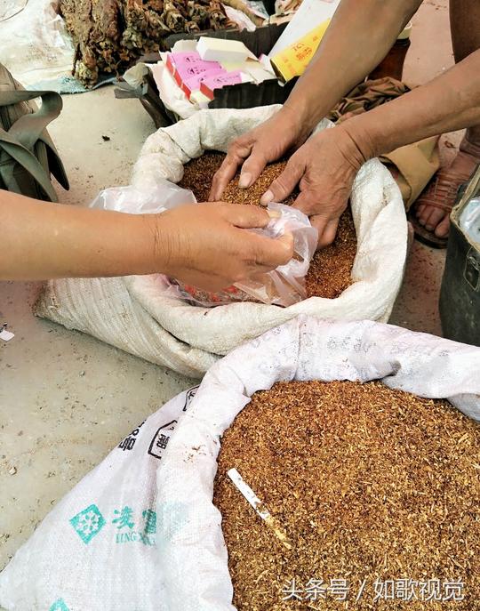 大爷说，他卖的东西60岁以下的人不买，生意越来越难做了