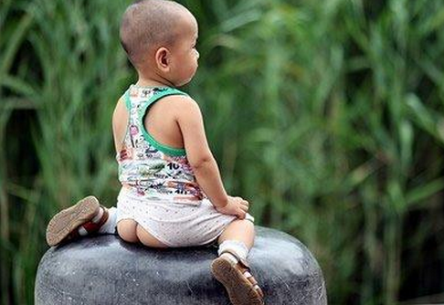 给孩子穿什么衣服比较好 给孩子穿什么衣服比较好