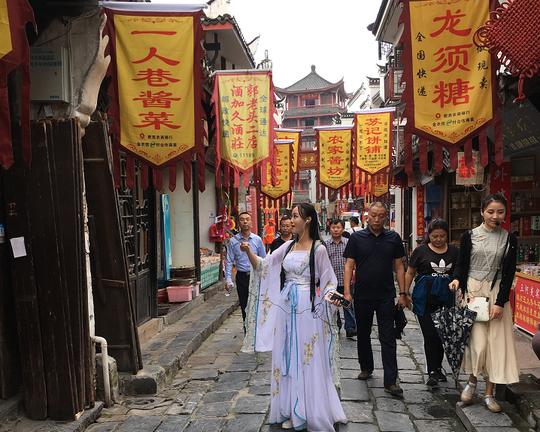 三河古镇旅游推介新玩法，旅游达人穿越古镇实时实景全直播