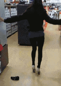 搞笑轻松gif：背影杀手一转身，人仰车翻