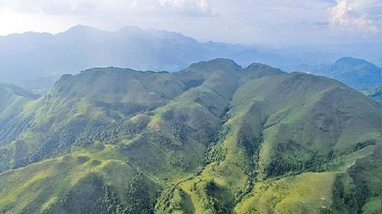 走进两广云开大山：在佰仁峡谷溪流里看瀑休闲