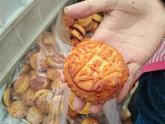 农村大集上大姐卖自家手工制作的美食，10元8个，一集赚800