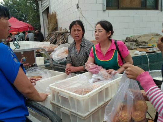 农村大集上大姐卖自家手工制作的美食，10元8个，一集赚800
