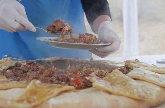 女子做肉夹馍却只卖肉不卖馍：以地为锅，生意好到没地方落脚