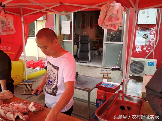 80后夫妻在大集上卖肉，中秋节太忙，雇了3个人，一天卖1万元
