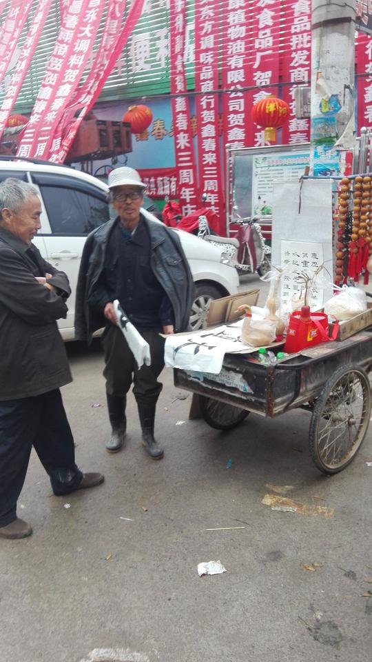 农村老大爷集市上买字画感觉被骗了，卖家的一番话，让他无话可说