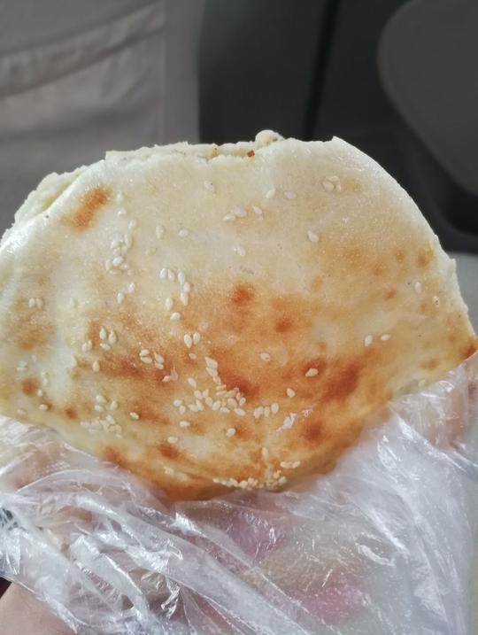 姐妹俩街头卖烧饼，一天卖出几百个，月入上万，在县城买了两套房