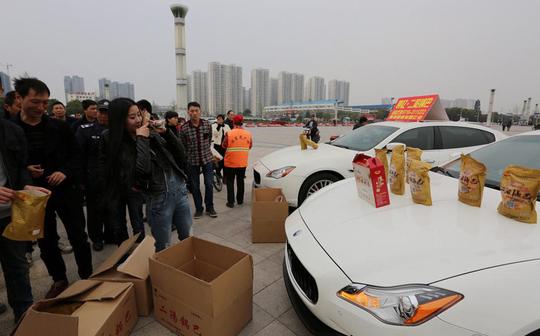 什么？开千万元超跑摆摊只为卖锅巴，有钱任性！