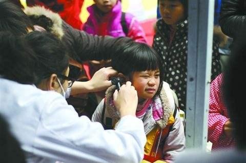 6岁孩子因上课听不见，到医院检查后，医生怒斥妈妈好无知