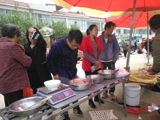 农村大集上，他这样加工鱼货，生意最好时一个上午卖二千元