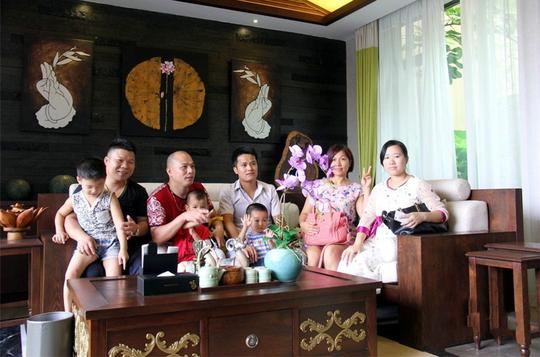 为激发孩子成功欲，多名家长带子女参观别墅，度假村生意火爆