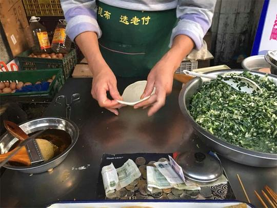 农民夫妻为了孩子远离家乡千里，做特色小吃，日赚500还说不赚钱